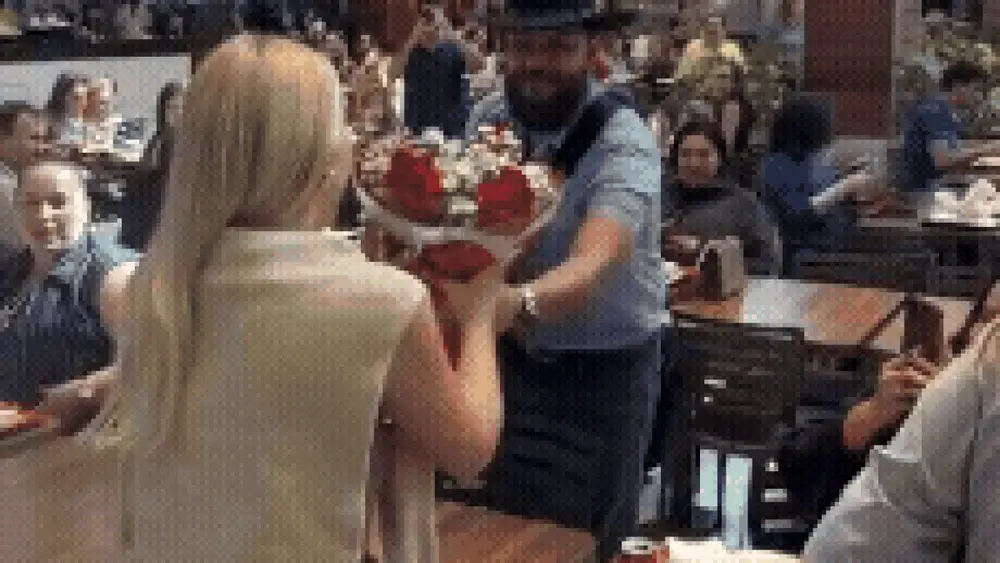 Cantor faz serenata para esposa em shopping