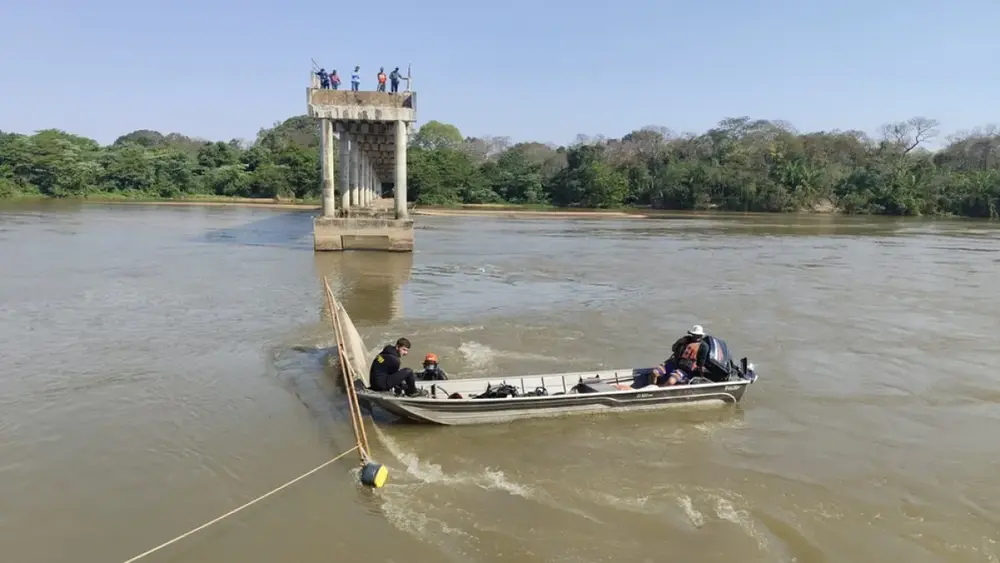 Corpo de caminhoneiro é encontrado após ponte desabar no Rio Taquari