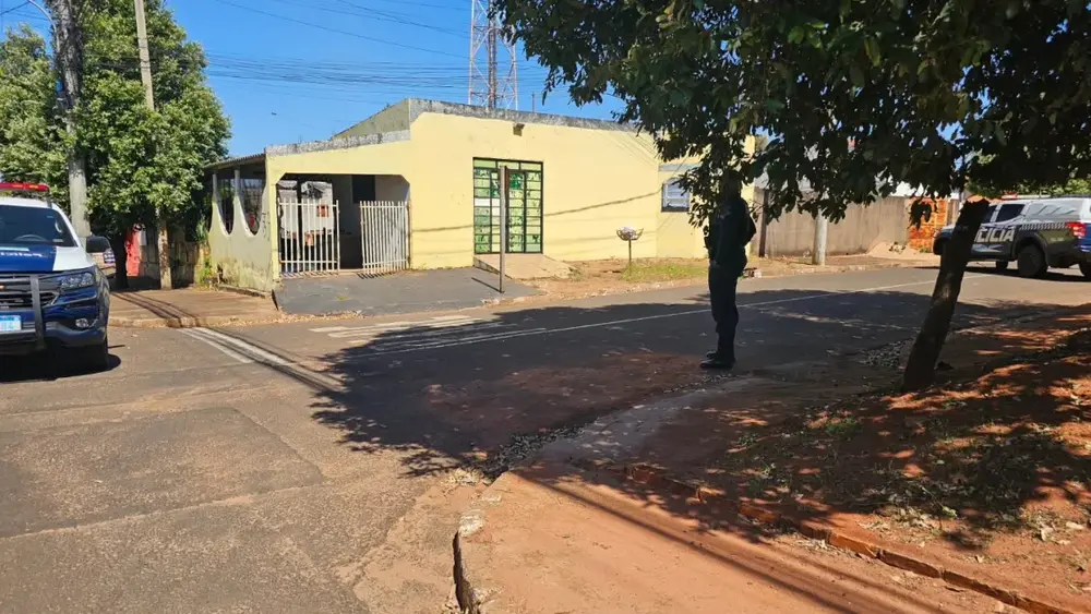 Dupla em moto cerca casa e executa homem escondido na cozinha