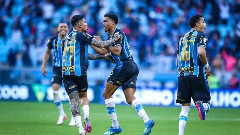 Grêmio vira sobre São Paulo e deixa zona de rebaixamento
