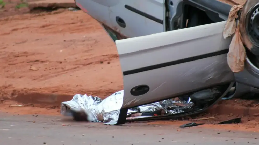 Motorista capota carro e morre após sair de conveniência em Campo Grande