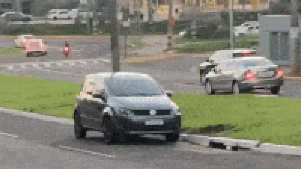 Motorista estaciona no canteiro central da Av. Mato Grosso e viraliza