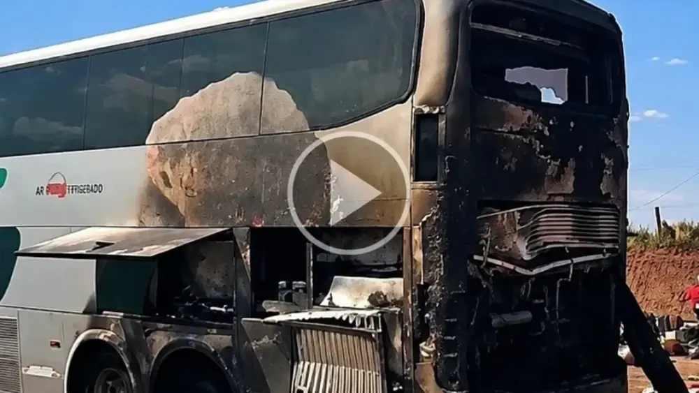 Ônibus pega fogo na BR-163 em Jaraguari e assusta passageiros