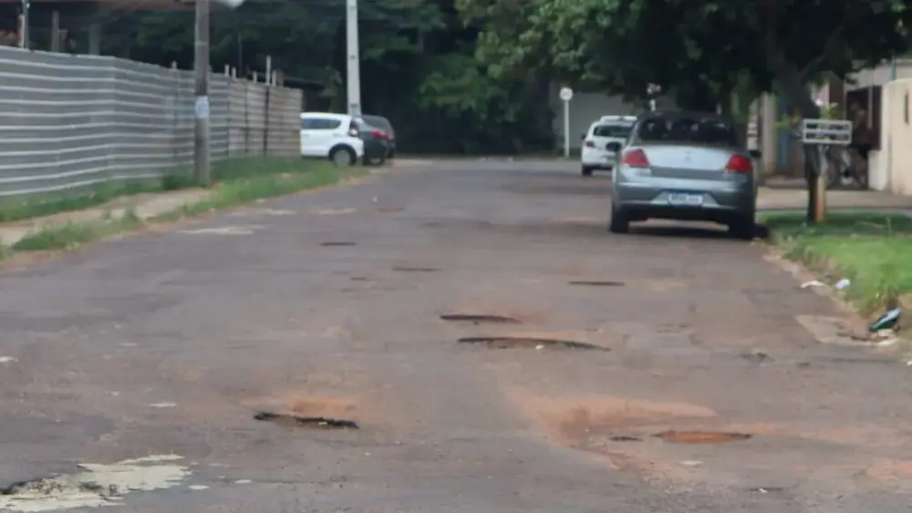 Prefeita anuncia licitação e consórcio para tapa-buracos