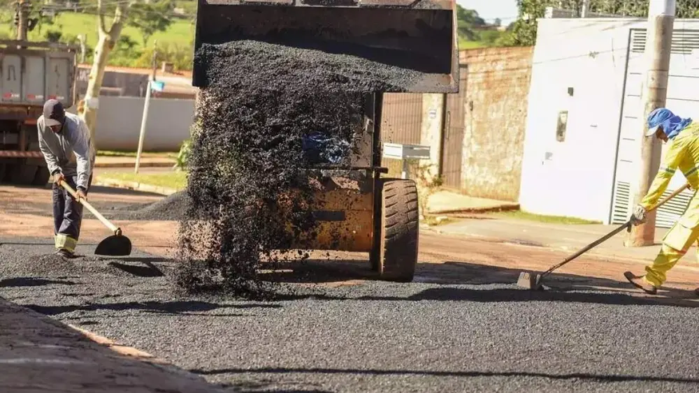 Prefeitura amplia contrato para retomar tapa-buracos em 4 regiões