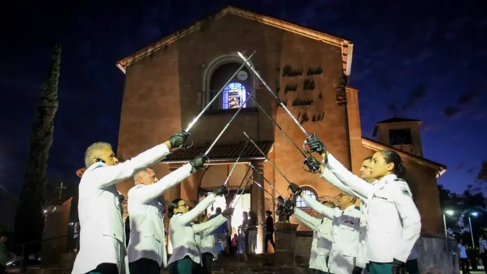 Procissão reúne milhares de fiéis no dia da padroeira de MS