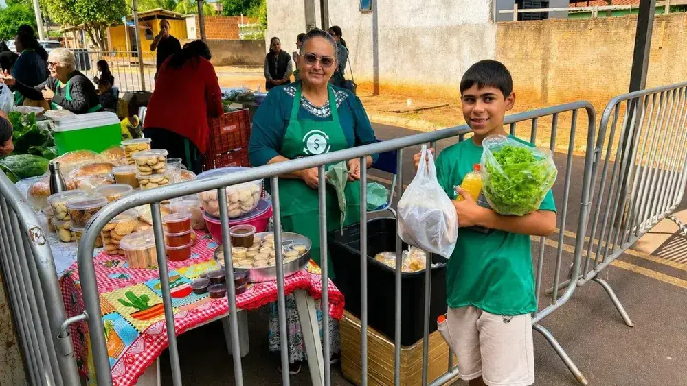 Recicláveis viram moeda para comprar alimentos saudáveis