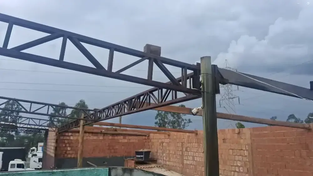 Ventania destrói telhados e fere mulher em Campo Grande