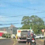 Motociclista reboca jovem de patins em via de Campo Grande
