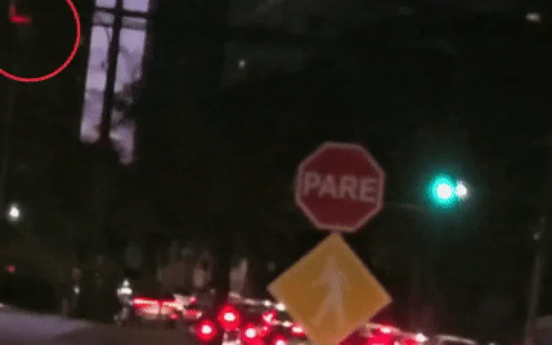 Falha em semáforo deixa dois sinais verdes em cruzamento de CG