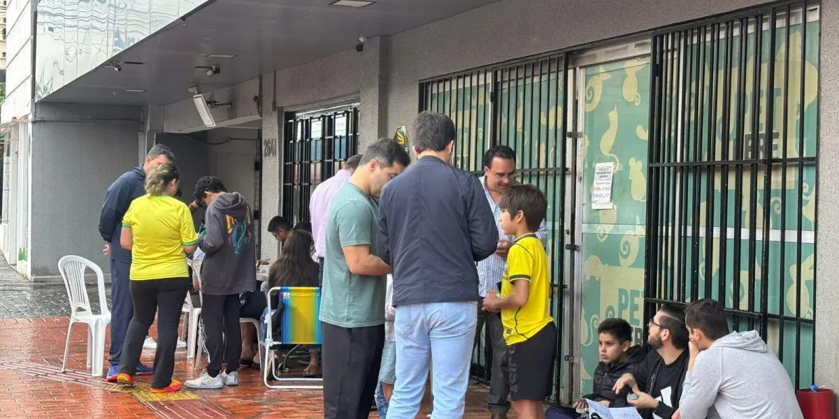 Chuva e jogo do Brasil não param crianças na troca de figurinhas
