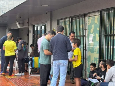 Chuva e jogo do Brasil não param crianças na troca de figurinhas