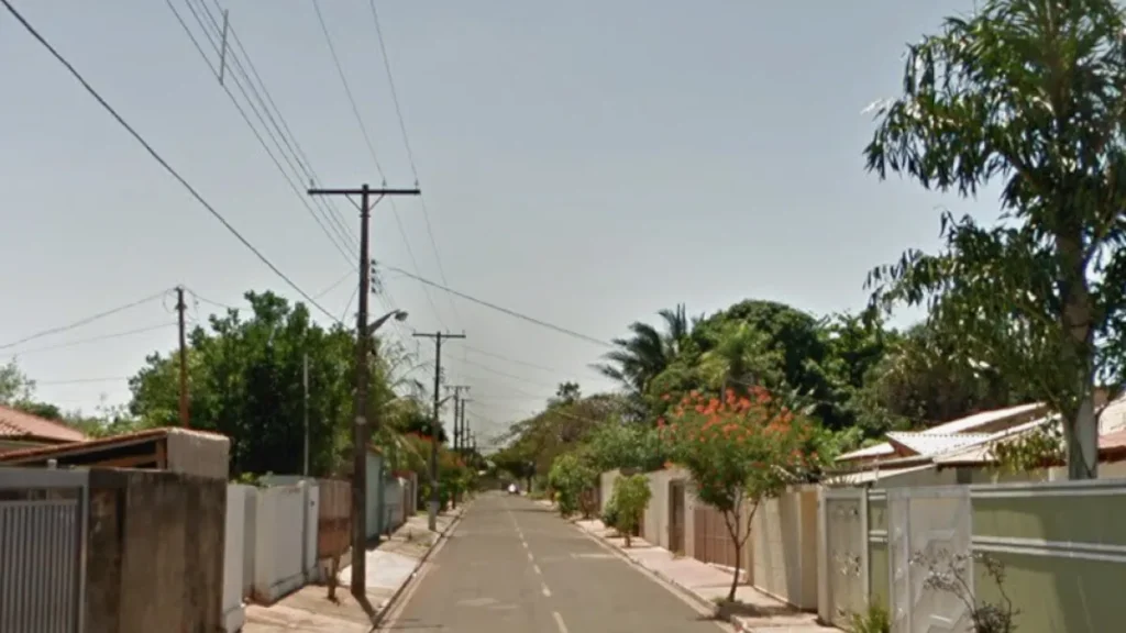 Rapaz invade casa de idosa, resiste à prisão e ameaça policiais