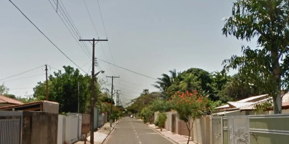 Rapaz invade casa de idosa, resiste à prisão e ameaça policiais